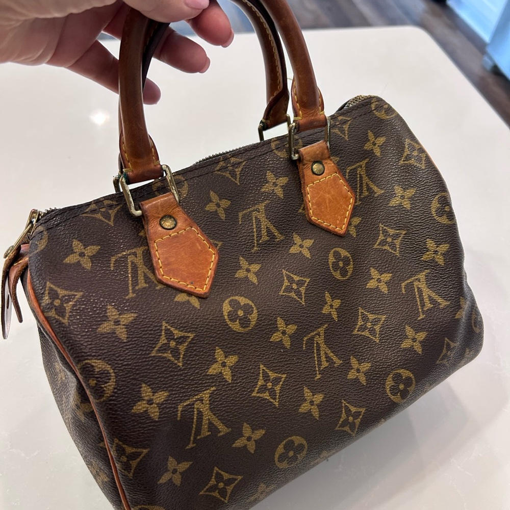 Louis Vuitton Brown Monogram Bag..Authentic Speedy 10 inch x 7 Large
Authentic